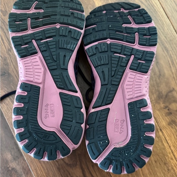 Brooks Black and burgundy Athletic Shoes with Mesh Upper Sz 9 - Picture 9 of 11